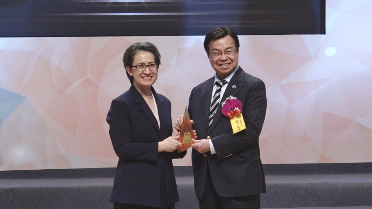 Willy Power won the 19th Golden Torch Award圖細胞營養之1